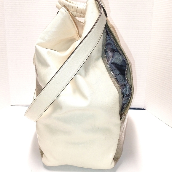 Vera Wang - Beige & Gold Faux Leather Tote Bag with Textured Metallic Front Pane - Picture 3 of 11